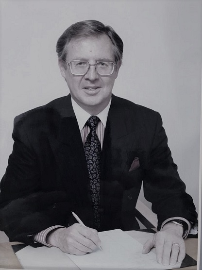 1991 metais Michaelas Peartas buvo paskirtas pirmuoju Jungtinės Karalystės ambasadoriumi Lietuvoje po nepriklausomybės atkūrimo. Michaelo pastangų dėka buvo pasitelktos visos Didžiosios Britanijos vyriausybės programos, kurios padėjo Lietuvos reformų procesui. Pabaigęs savo diplomatinę karjerą, jis ir toliau puoselėjo savo ryšius su Lietuva ir ieškojo būdų toliau padėti Lietuvai. Šių pastangų rezultatas - „The Tiltas Trust" fondo įkūrimas, kuriam jis vadovavo iki 2015 metų. Per pastaruosius 15 metų „The Tiltas Trust" fondas finansavo daug iniciatyvų,projektų, vizitų, kurių vertė siekia 70 000 eurų. Didelį dėmesį Michaelas skyrė savanorystės sektoriaus Lietuvoje stiprinimui ir jo svarbos supratimui. Nuo pat pirmų fondo įkūrimo dienų, parama sergantiems vėžiu ir jų šeimoms, paliatyviosios pagalbos buvo tarp svarbiausių fondo prioritetų. Michaelas buvo šios veiklos priešakyje, ieškodamas ir ragindamas Britanijos institucijas dalyvauti bendruose su Lietuva projektuose. Jis nepailsdamas susitikdavo su Jungtinėje Karalystėje besilankančiais partneriais iš Lietuvos, rasdavo būdų kalbėtis su Lietuvos vyriausybės atstovais, siekdamas pokyčių pagalbos sergantiems onkologine liga ar paliatyvios slaugos srityse. Tai, kad „The Tiltas Trust" vis dar dalyvauja įvairiuose projektuose Lietuvoje, yra duoklė Michaelo entuziazmui ir užsispyrimui. Jo vadovaujamo fondo dėka VšĮ "Tėviškės namai" atstovai lankėsi Šiaurės Airijoje, iš kur susipažino su Didžiosios Britanijos patirtimi ir parsivežė daug žinių bei jas pritaikė kuriant Vėžio informacijos ir paramos centrą bei hospisą Alytuje. Deja, 2015 m. Michaelą pasiglemžė onkologinė liga. Prieš išeidamas, jis skyrė dosnią asmeninę paramą, įgalindamas fondą ir toliau tęsti savo misiją. Fondo patikėtiniams ir Michaelo šeimai malonu žinoti, kad Michaelo idėjos toliau skleidžiasi ir „Tėviškės namų" projektai sėkmingai auga.